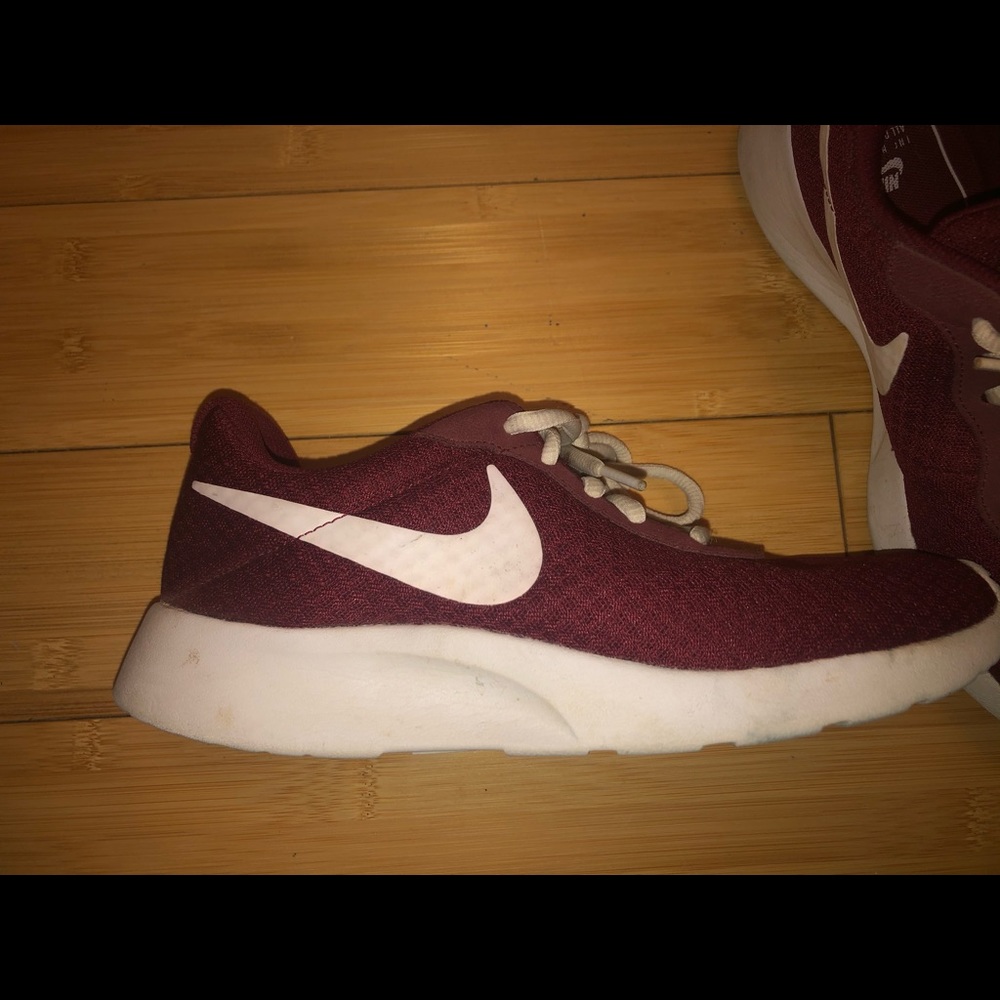 nike maroon tennis shoes